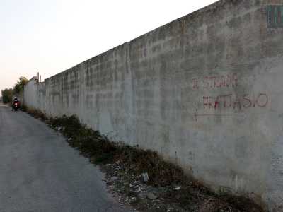...e dopo pochi metri svoltiamo a destra: una scritta rossa fatta su un muro con una bomboletta spray ci informa che ci stiamo infilando in strada seconda Frattasio